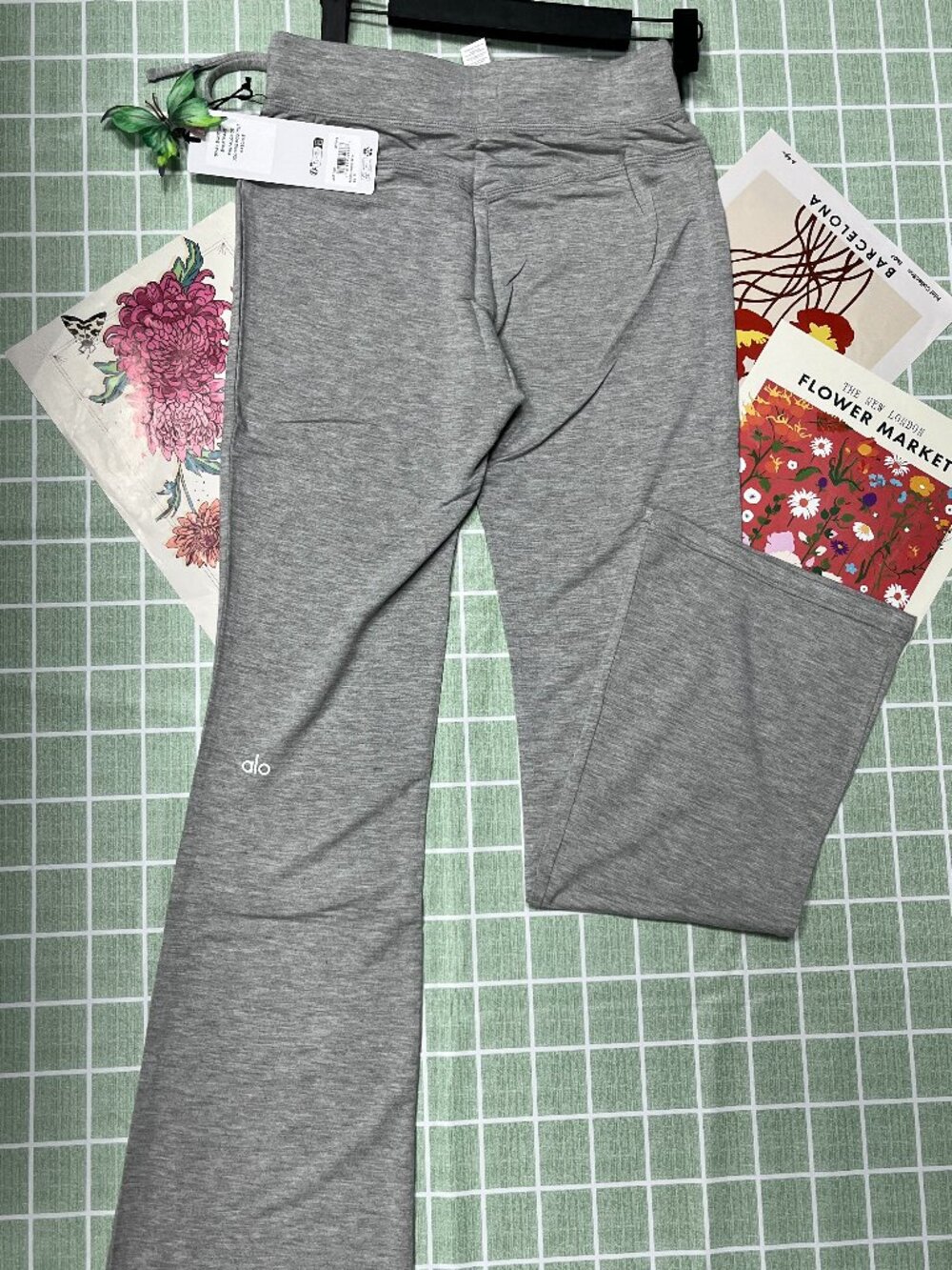 NWT 💌Alo Sway Bootcut Sweatpant Heather Grey Women's Leg-Lengthenin - Picture 3 of 10